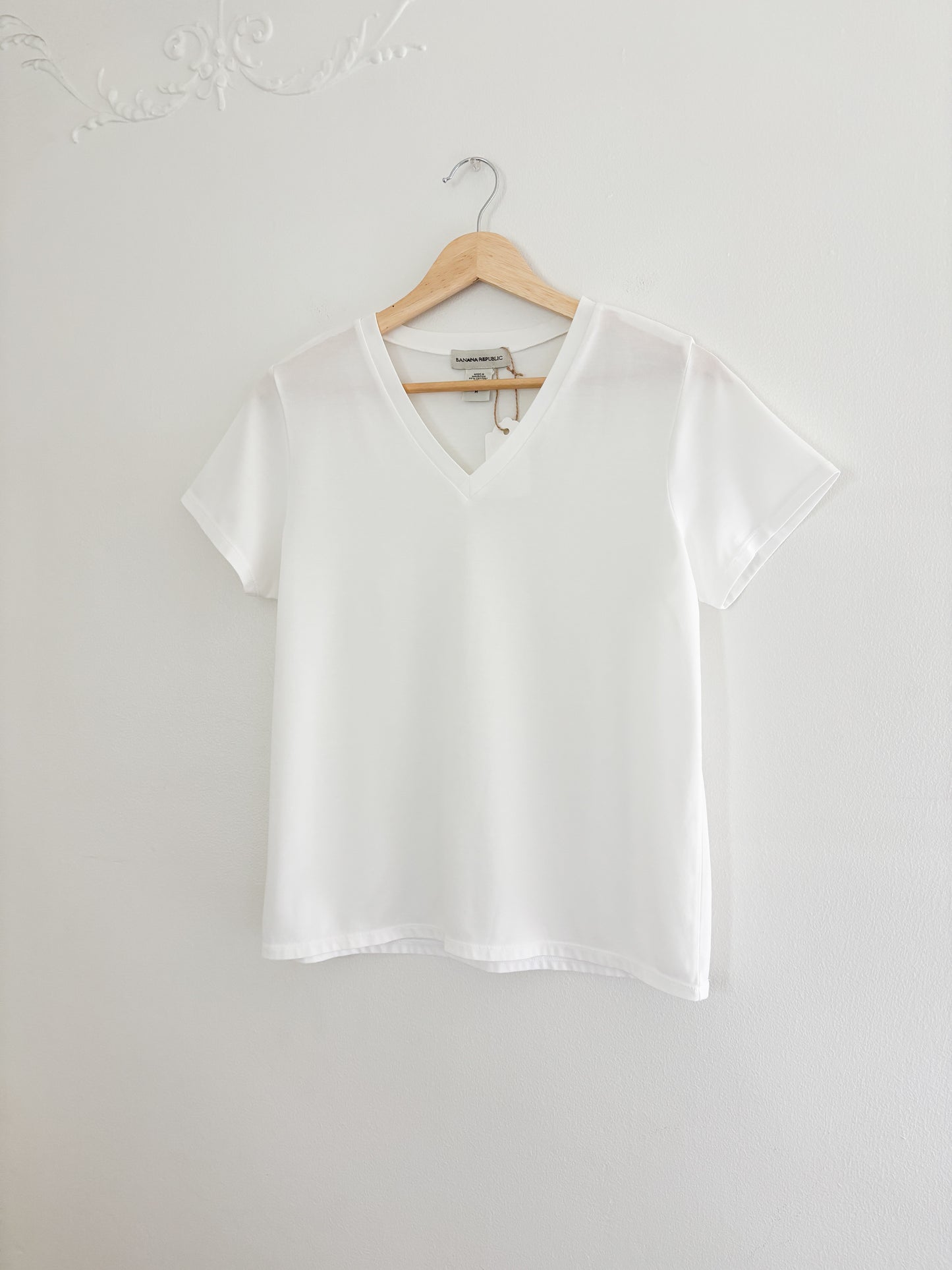 Banana Republic V-Neck Tee (M)