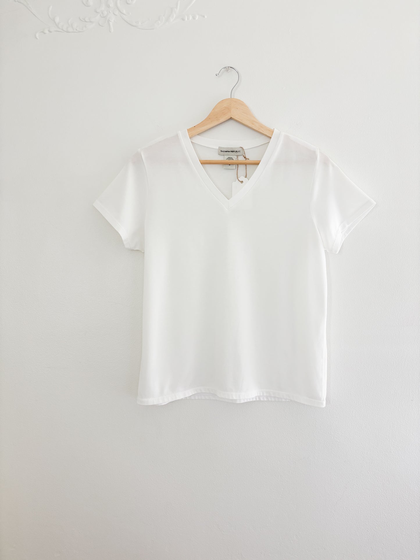 Banana Republic V-Neck Tee (M)