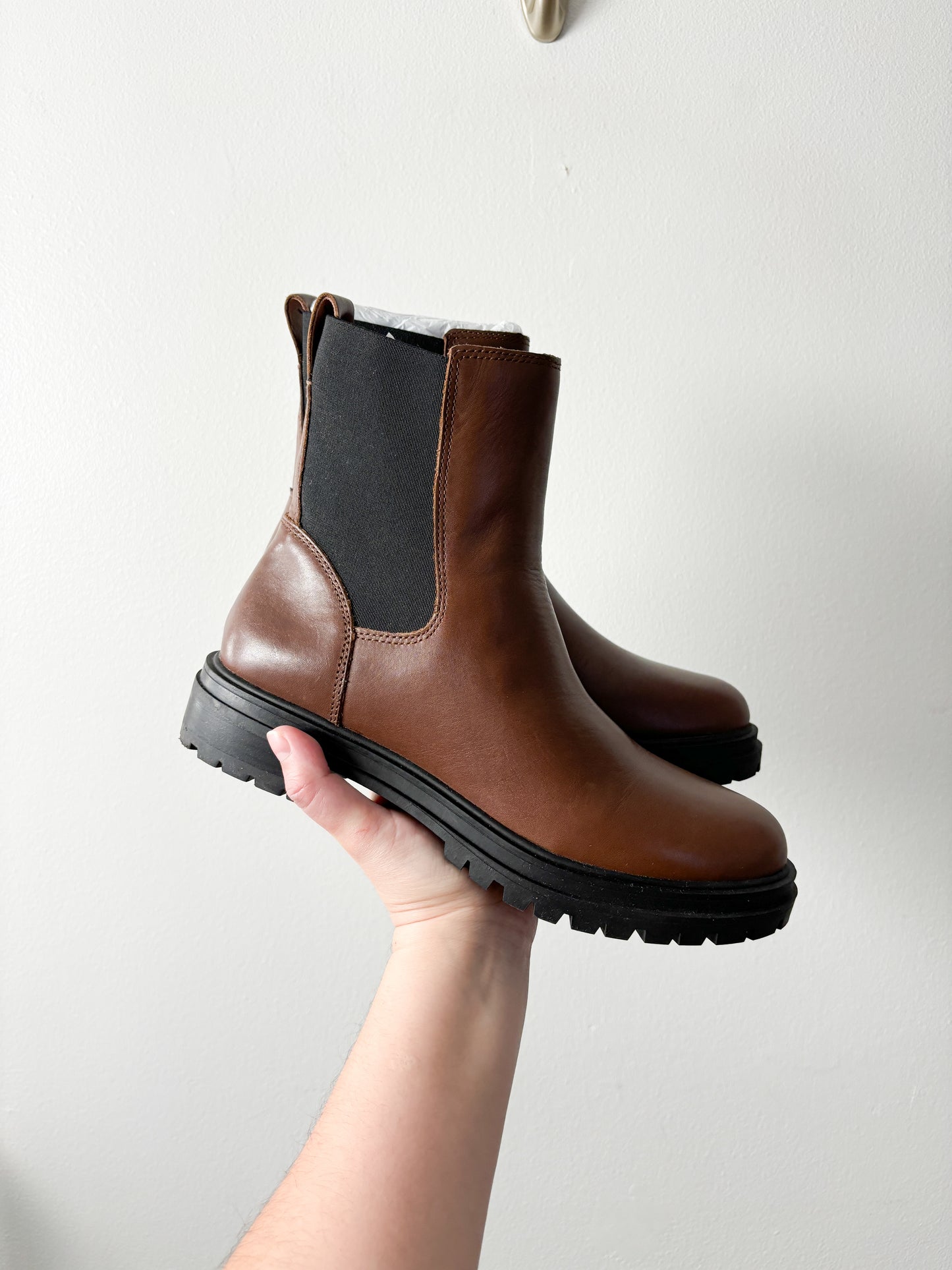 NEW Madewell Pull On Chelsea Lug Sole Boots