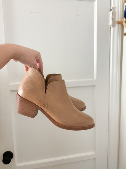 Nisolo Mia Everyday Ankle Bootie (8)