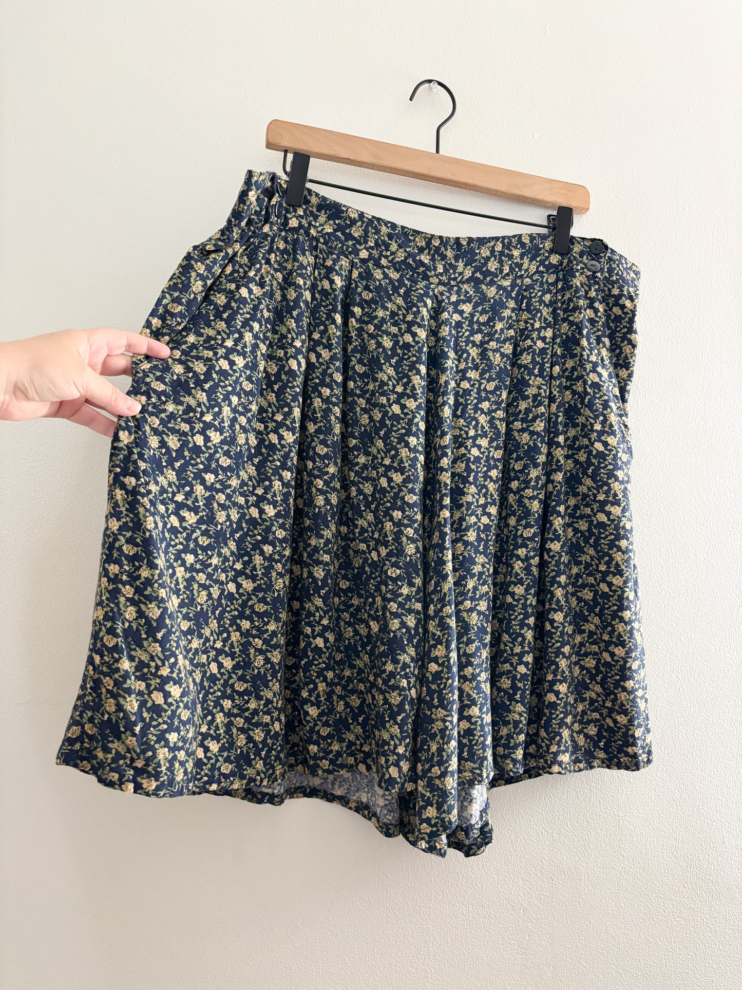 Vintage Floral Flowy Shorts (1x/2x)