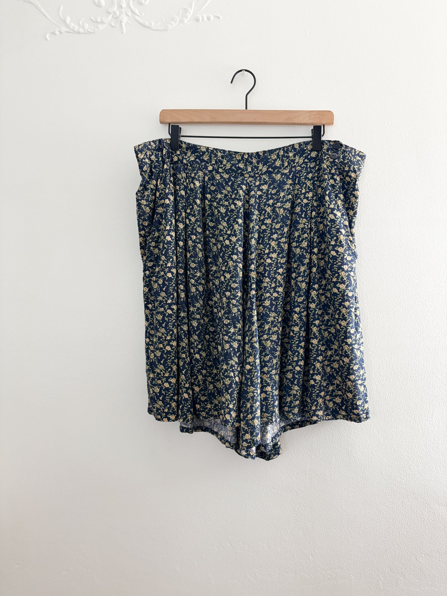 Vintage Floral Flowy Shorts (1x/2x)